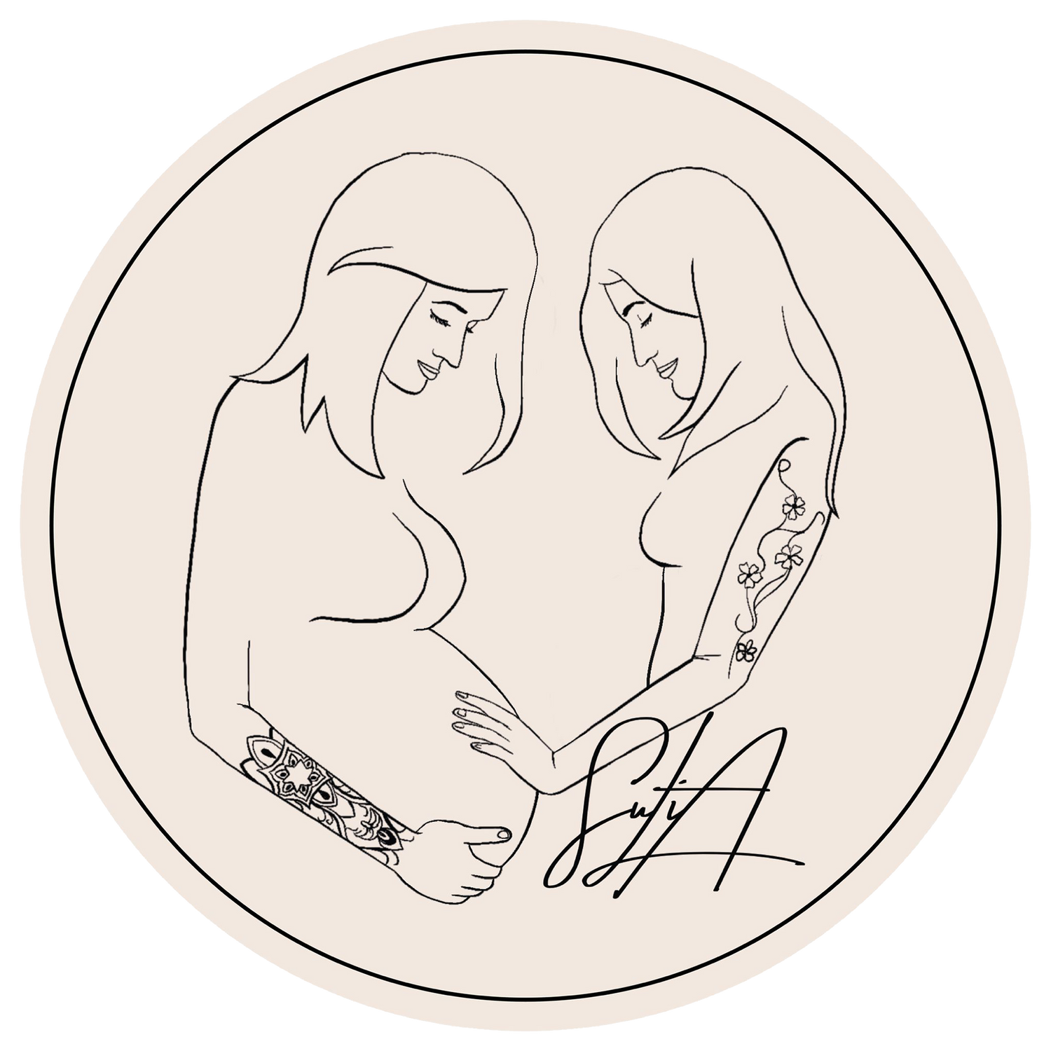 Das Logo der SULIA Akademie zeigt eine stilisierte Zeichnung von zwei Frauen. Eine schwangere Frau wird liebevoll von einer Doula begleitet, die ihre Hand auf den Bauch der Schwangeren legt. Beide Frauen tragen Tattoos auf ihren Armen. Unter der Zeichnung befindet sich das SULIA Akademie-Logo. Das Logo symbolisiert die Unterstützung und Begleitung von werdenden Müttern durch ausgebildete Doulas.