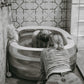 Schwarzweißes Foto einer Wassergeburt mit Doula-Unterstützung – SULIA Doula Ausbildung